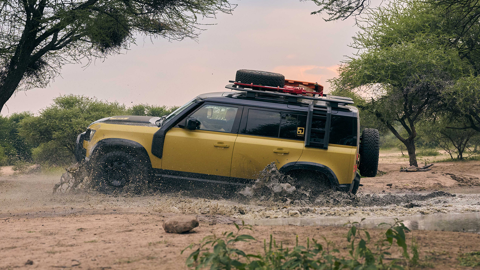 To νέο Land Rover Defender Trophy Edition φτιάχτηκε για περιπέτεια 